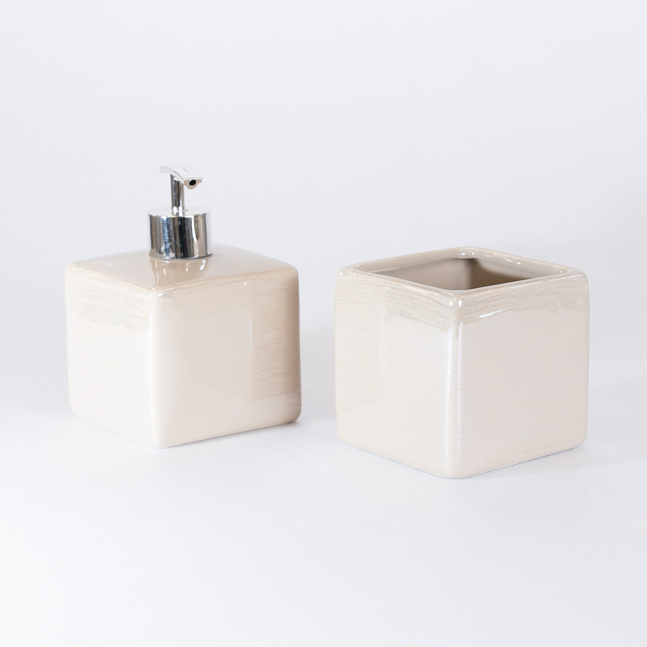Set accessori bagno cube due pezzi in ceramica beige con dispenser e portaspazzolini