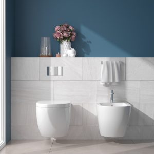 Coppia sanitari sospesi senza brida in ceramica bianca soft close
